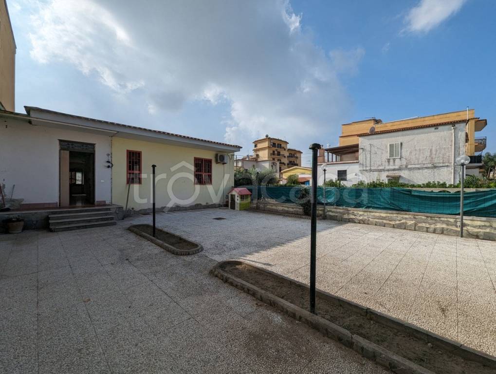 Casa Indipendente in vendita a Bacoli via Giulio Cesare , 00