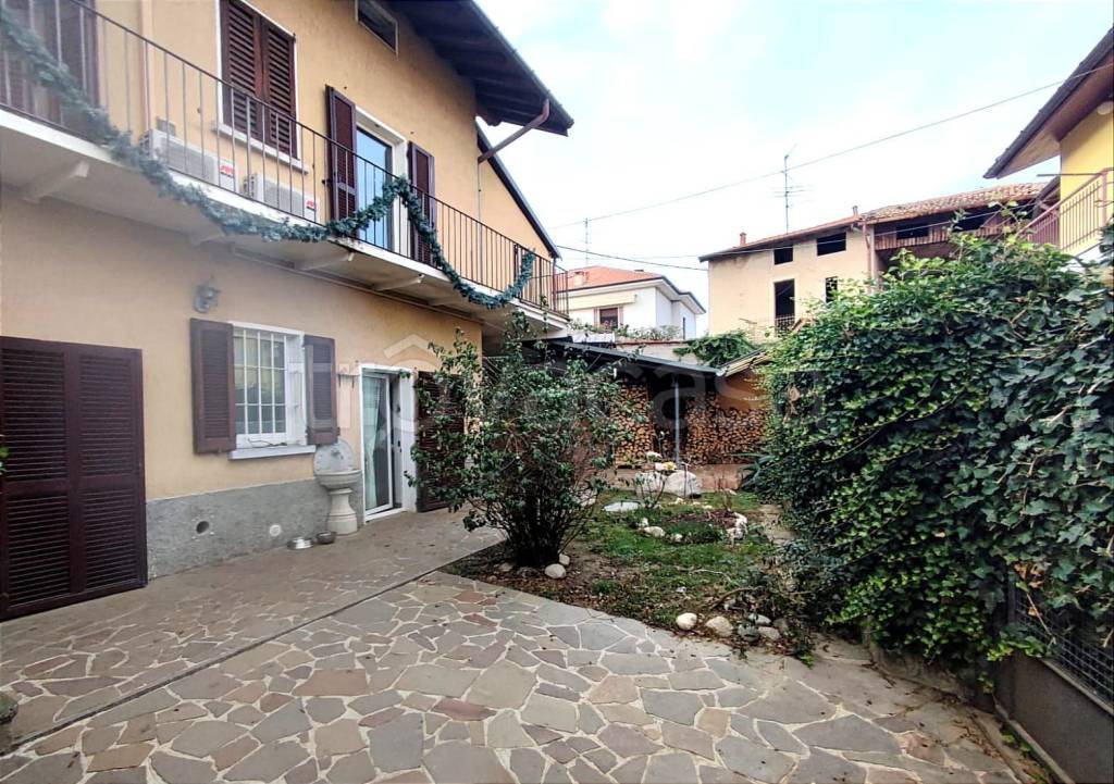 Villa in in vendita da privato a Gazzada Schianno piazza Dottor Ludovico Necchi, 2