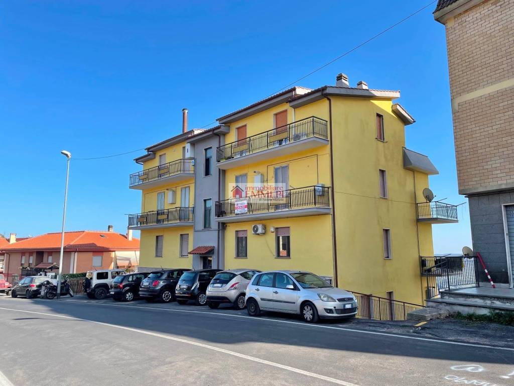 Appartamento in vendita a Tolfa viale d'Italia, 39
