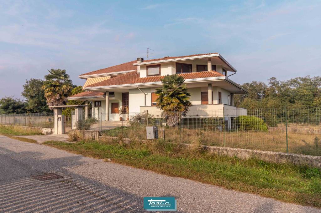 Villa Bifamiliare in vendita a Fontaneto d'Agogna via Giovanni Falcone