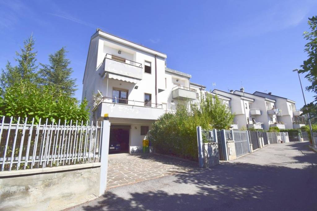Villa a Schiera in vendita a L'Aquila via Basilicata, 2