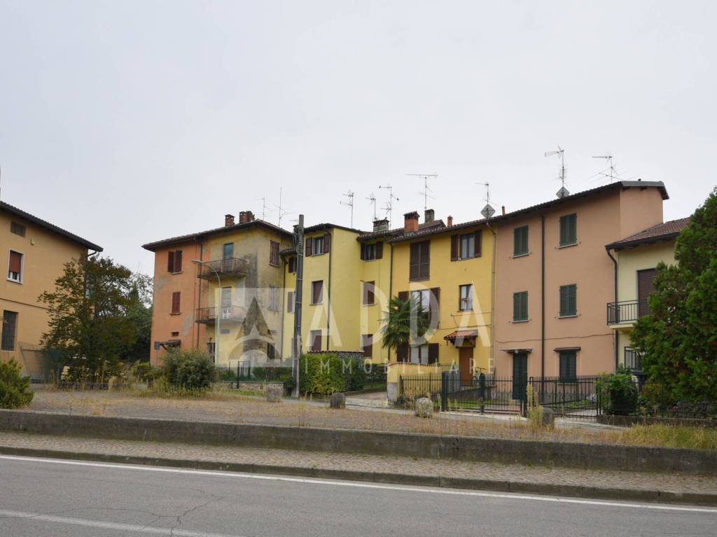 Appartamento in vendita a Barzanò via Papa Giovanni XXIII