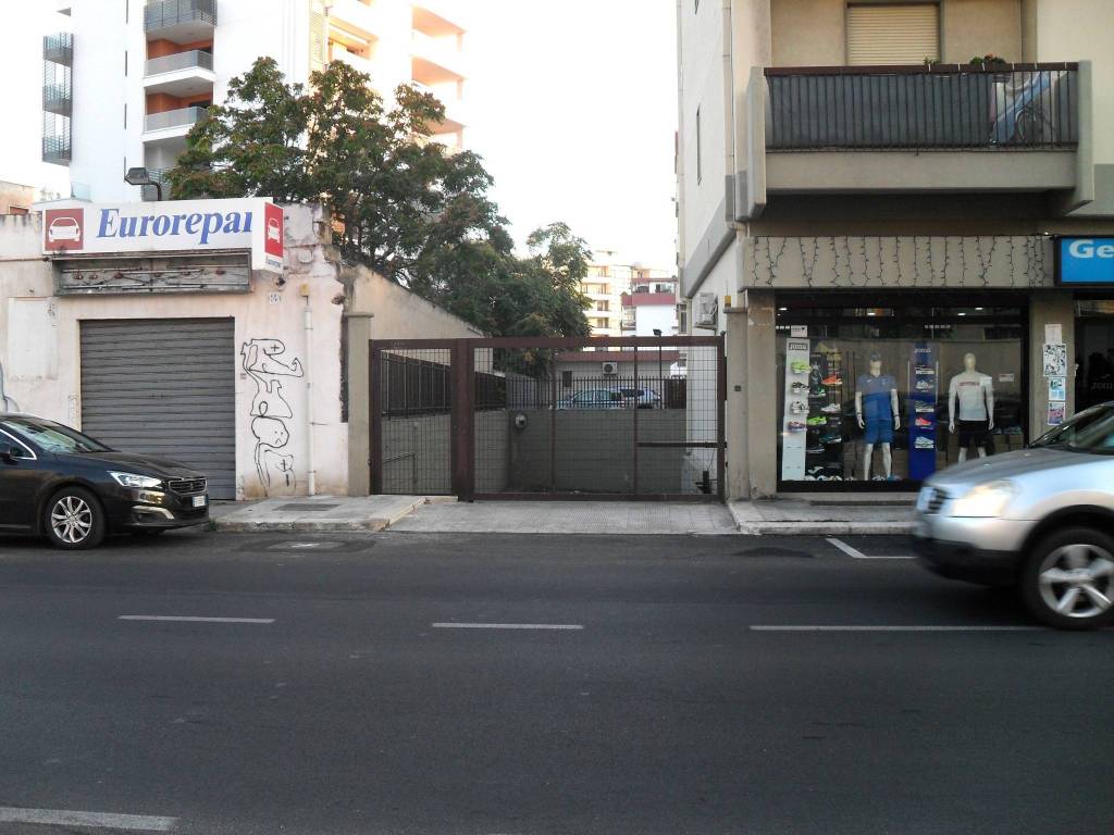 Garage in vendita a Bari via Guglielmo Oberdan, 14