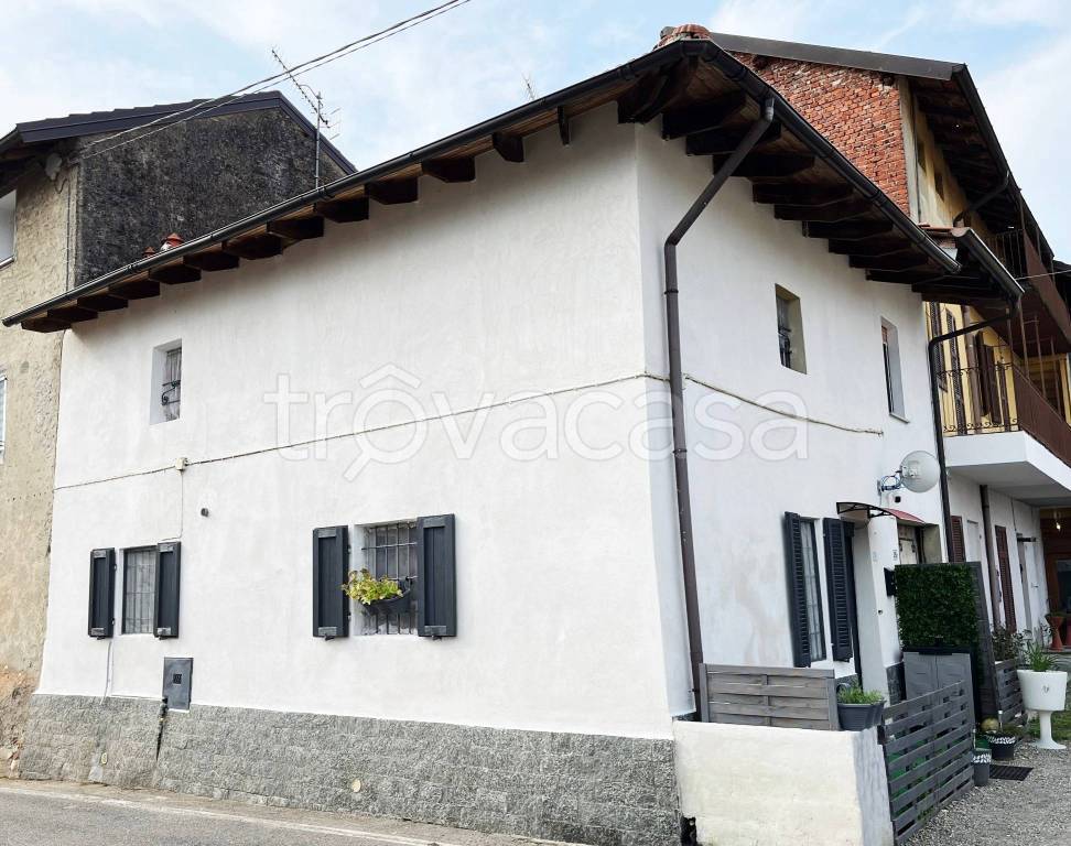 Casa Indipendente in vendita a Castelletto sopra Ticino via Glisente