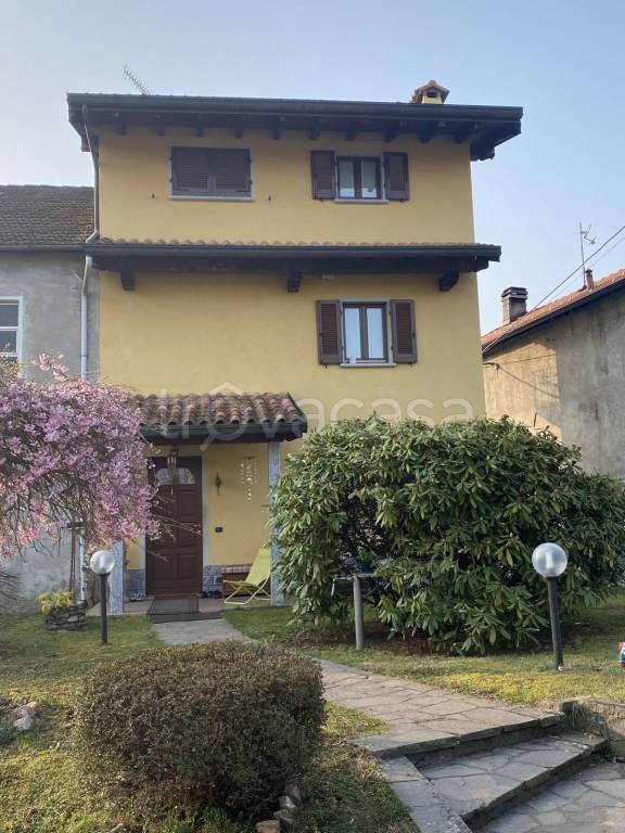 Villa Bifamiliare in vendita a Bolzano Novarese via Merlino