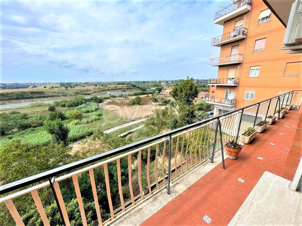 Appartamento in vendita a Roma via Enrico Bondi, 200