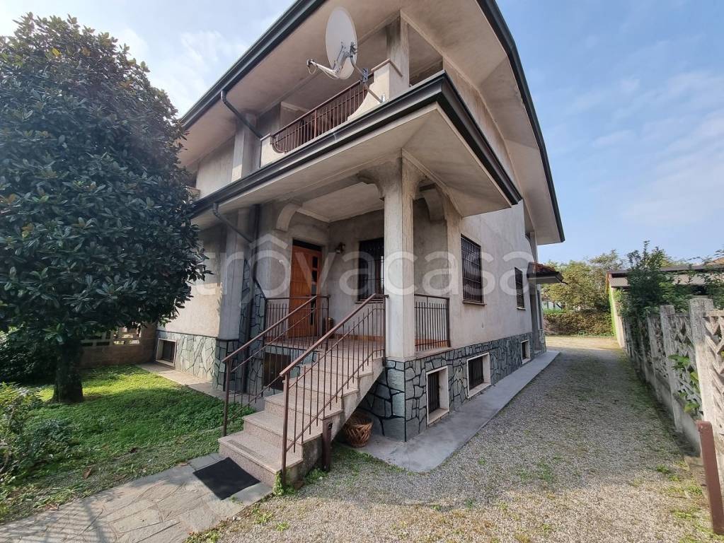 Villa Bifamiliare in vendita a Limbiate via 25 Aprile