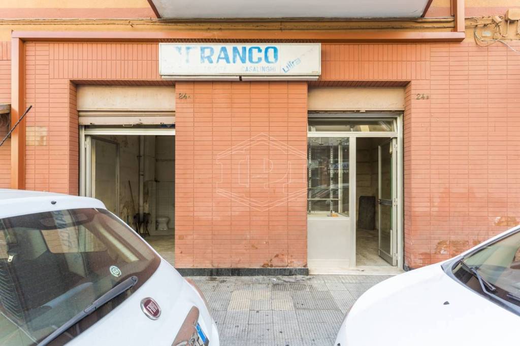 Negozio in vendita a Bari via Giulio Petroni, 24
