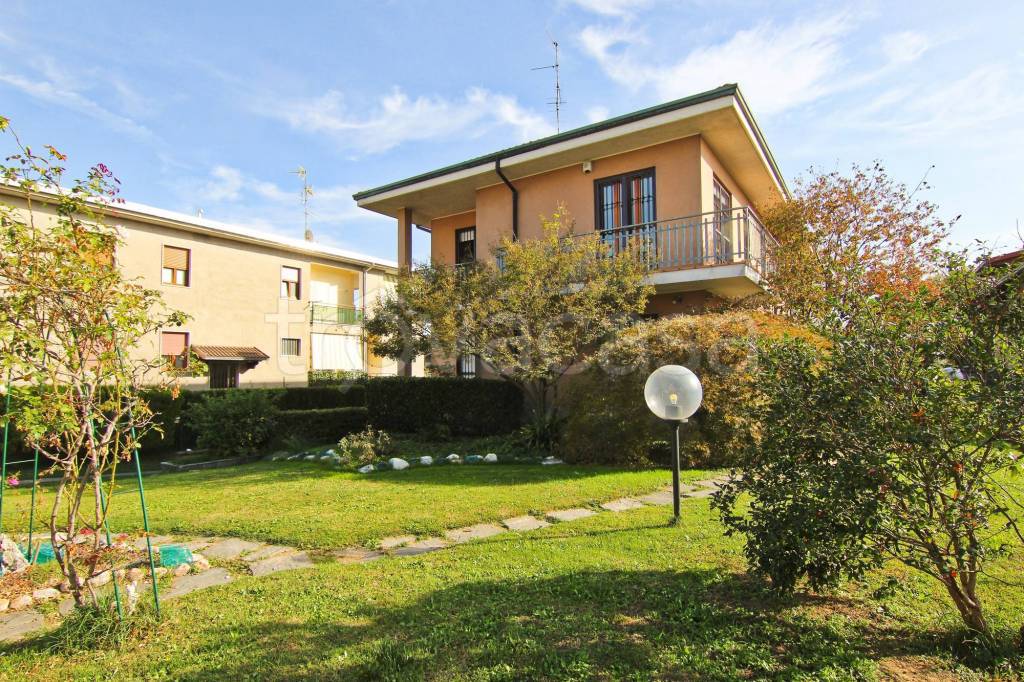 Villa Bifamiliare in vendita a Cogliate via Giacomo Leopardi, 27