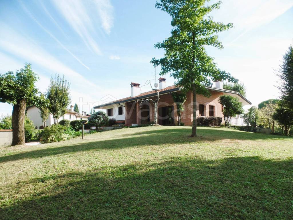 Villa in vendita a Mariano del Friuli via Monsignor Adamo Zanetti