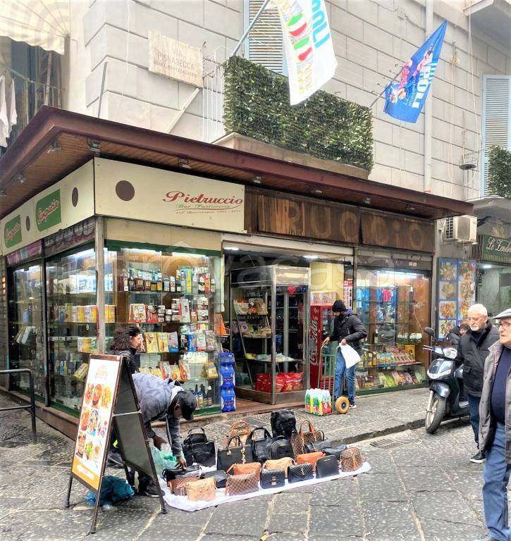 Negozio in vendita a Napoli via Pignasecca