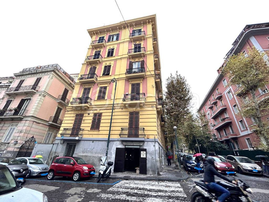 Negozio in vendita a Napoli via Aniello Falcone, 13
