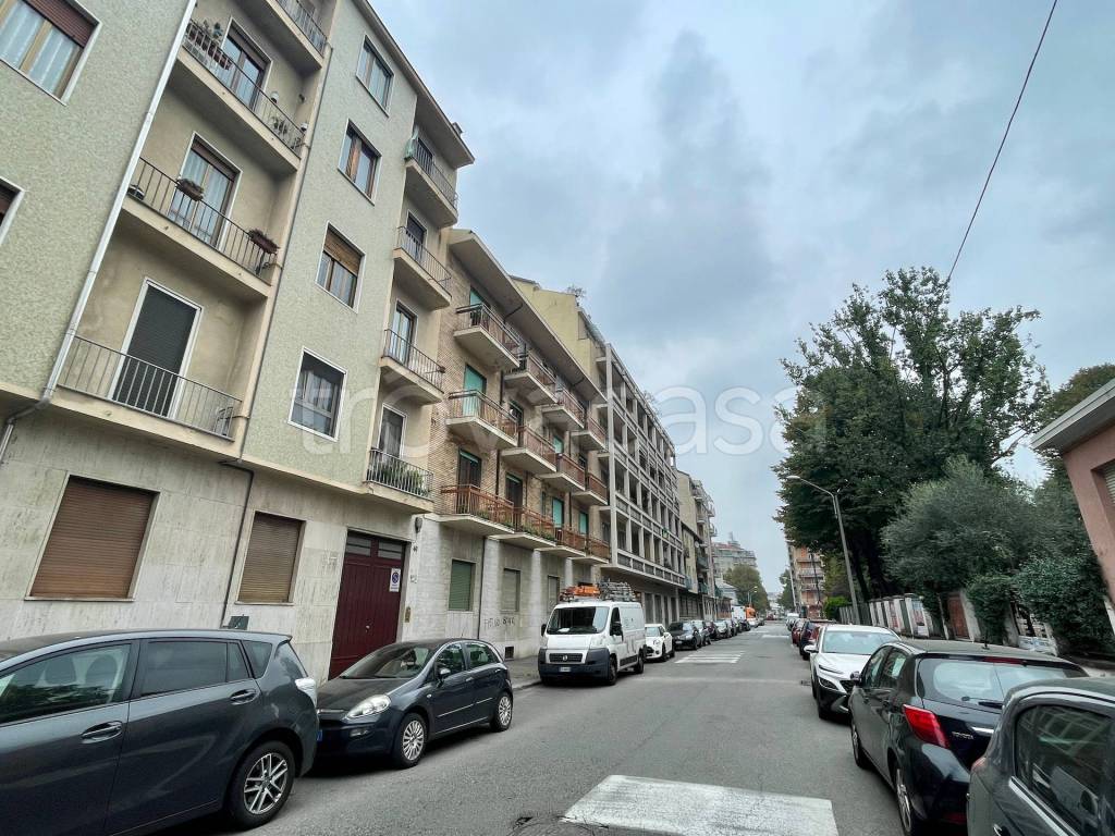 Appartamento in vendita a Torino via Assisi, 40