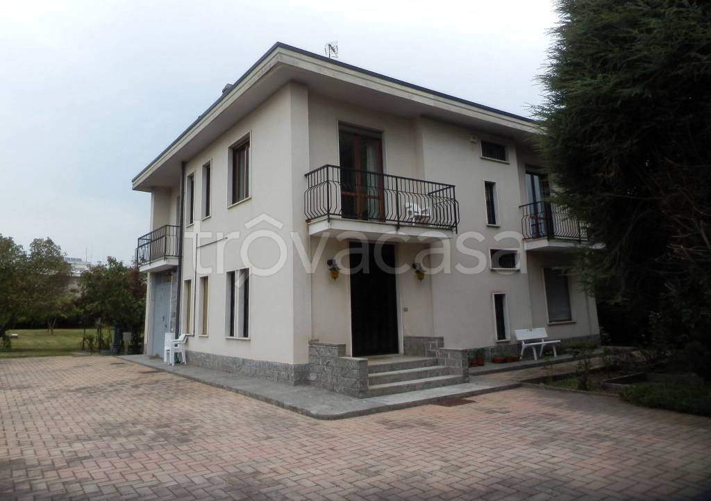 Villa Bifamiliare in vendita a Venegono Inferiore via 4 Novembre, 12