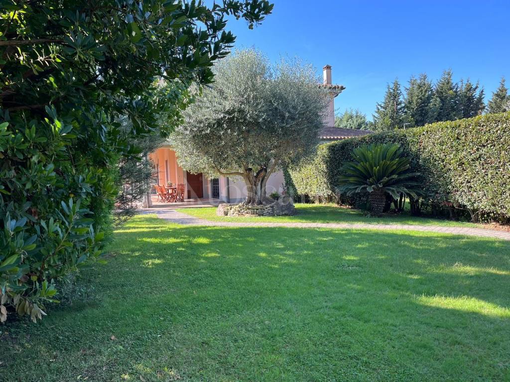 Villa in vendita a Roma via Luigi Zampa