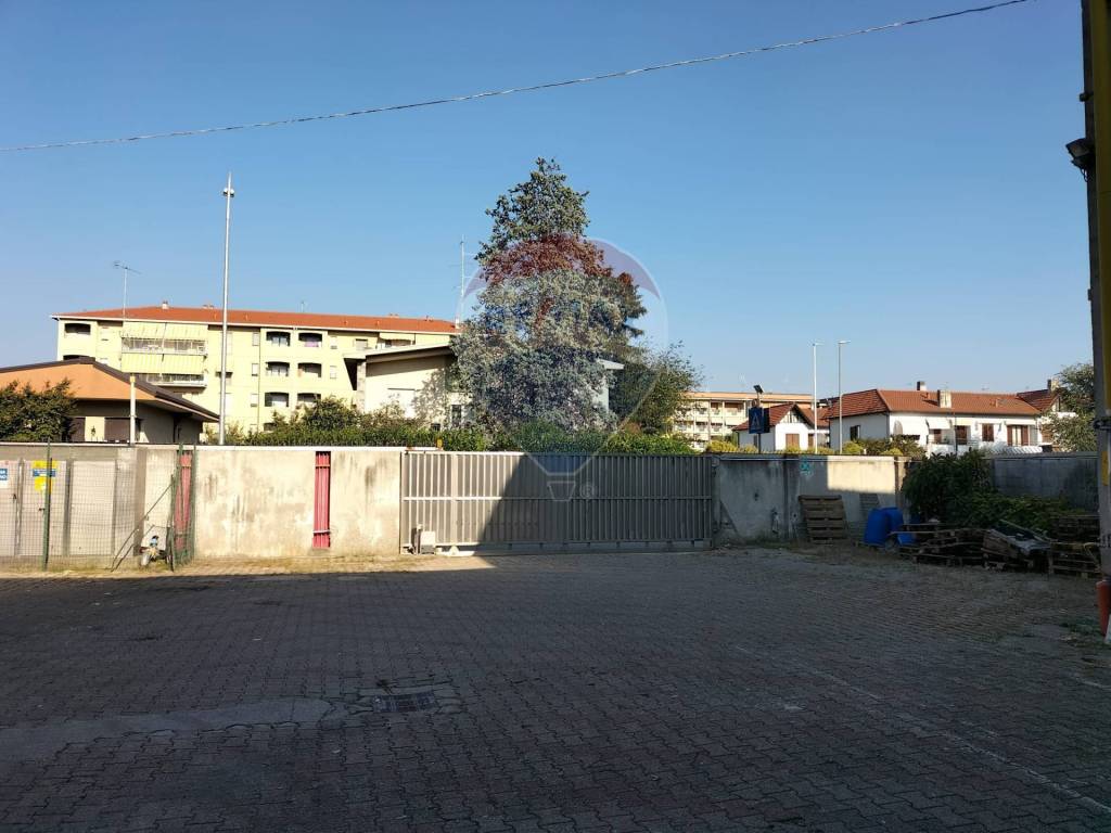 Capannone Industriale in vendita a Busto Arsizio via Cassano Magnago, 25