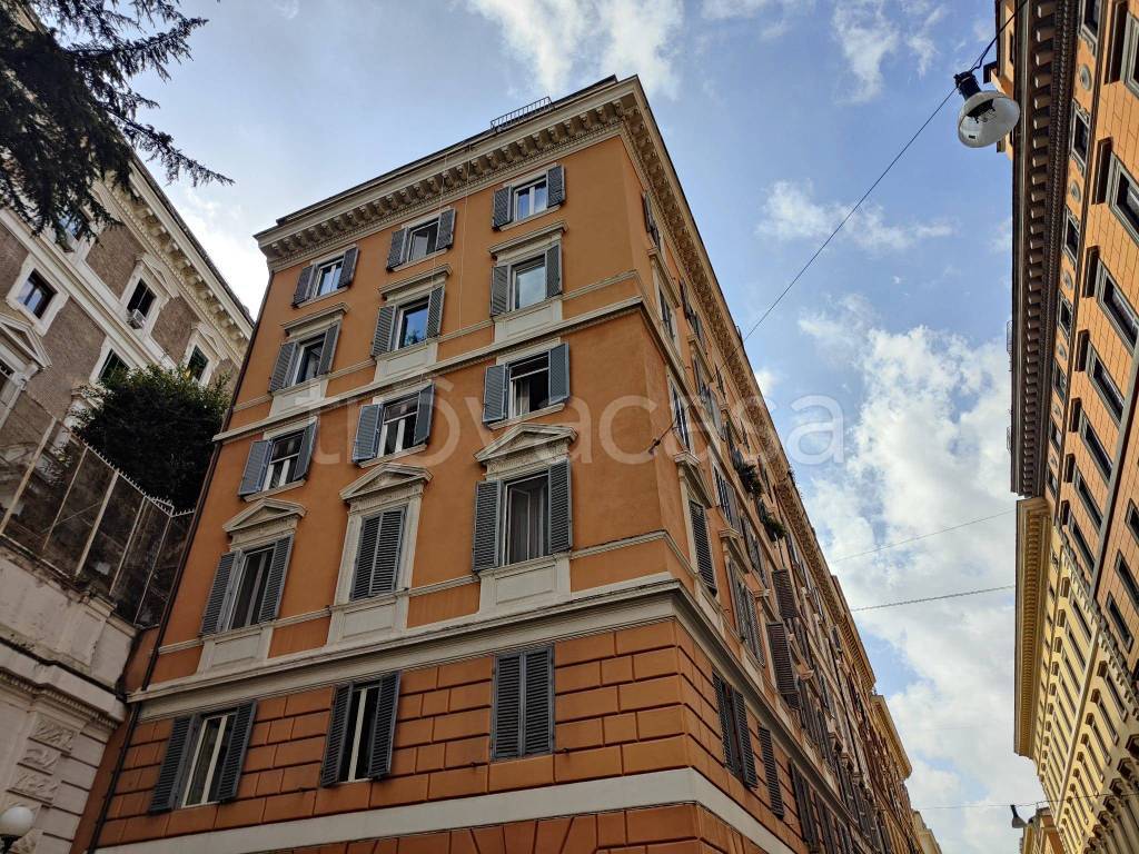 Appartamento in vendita a Roma via Palermo