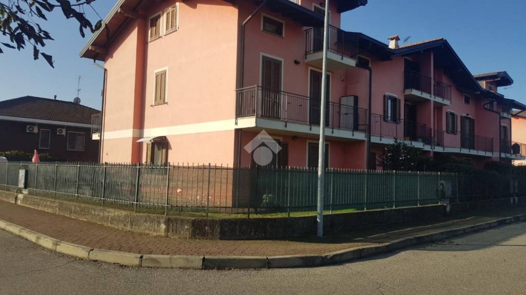Casa Indipendente in vendita a Castelletto sopra Ticino via Dante Alighieri