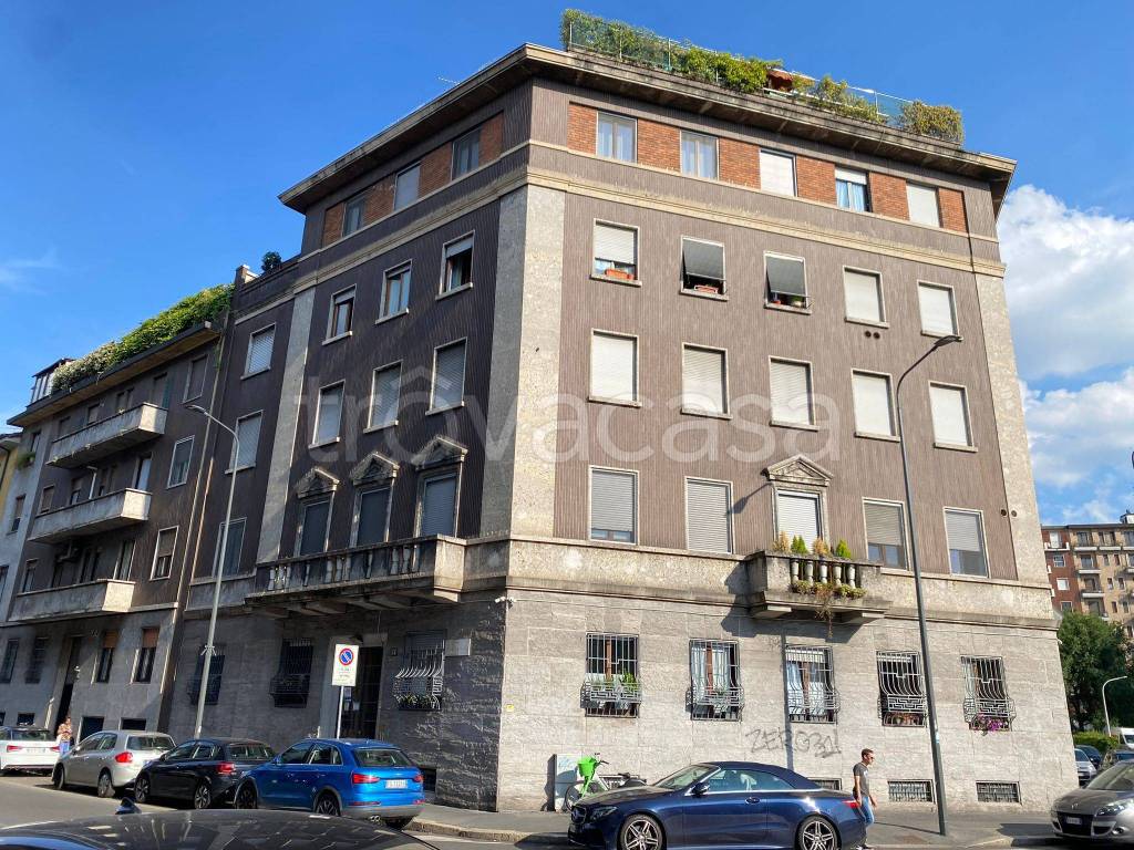 Appartamento in vendita a Milano via Costanza, 37