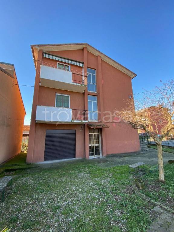 Casa Indipendente in vendita a San Zenone al Lambro via Ada Negri, 6