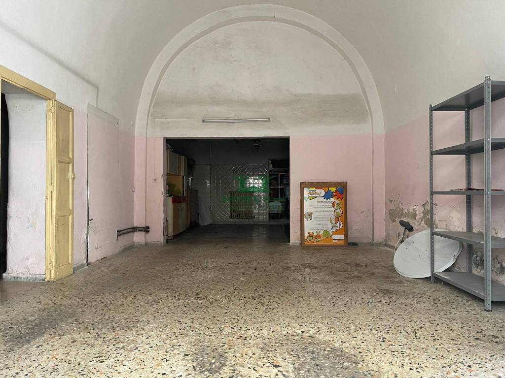 Magazzino in vendita ad Andria via Giandomenico Romagnosi, 95