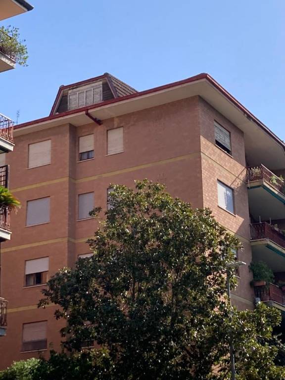 Appartamento in vendita a Roma via Vincenzo Renieri