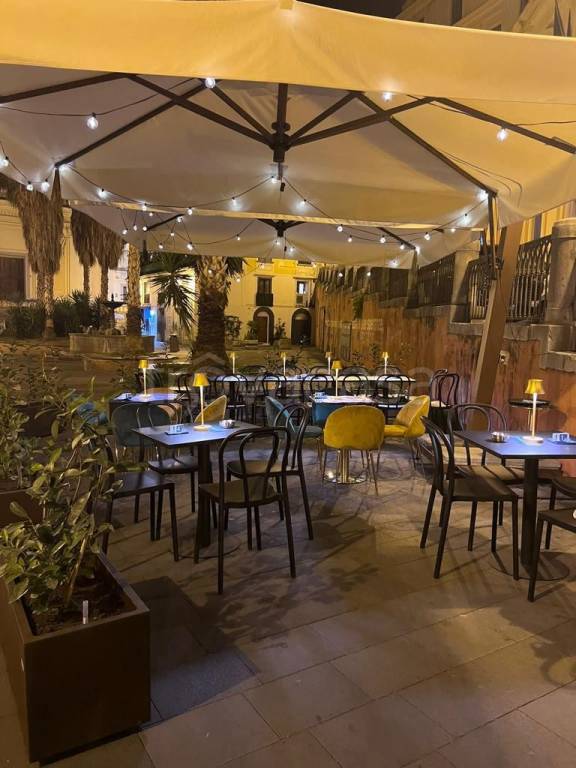 Bar in vendita a Salerno piazza Alfano 1