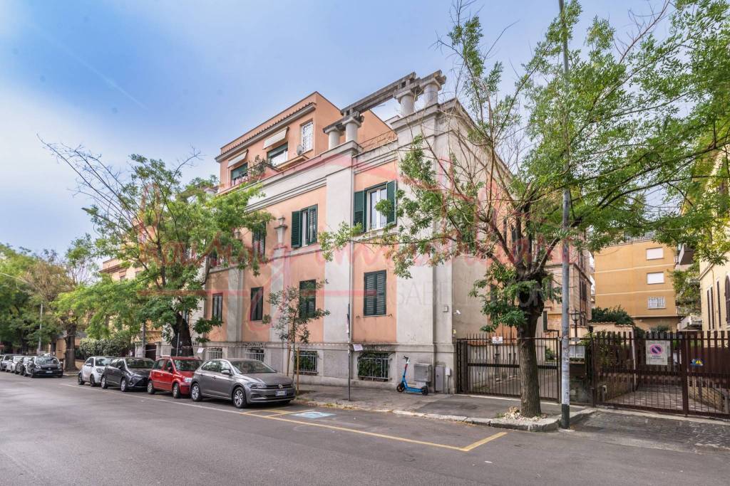 Appartamento in vendita a Roma via Alessandro Poerio