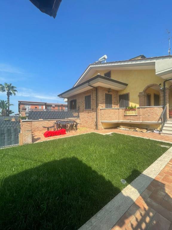 Villa a Schiera in vendita a Guidonia Montecelio via Roviano, 42