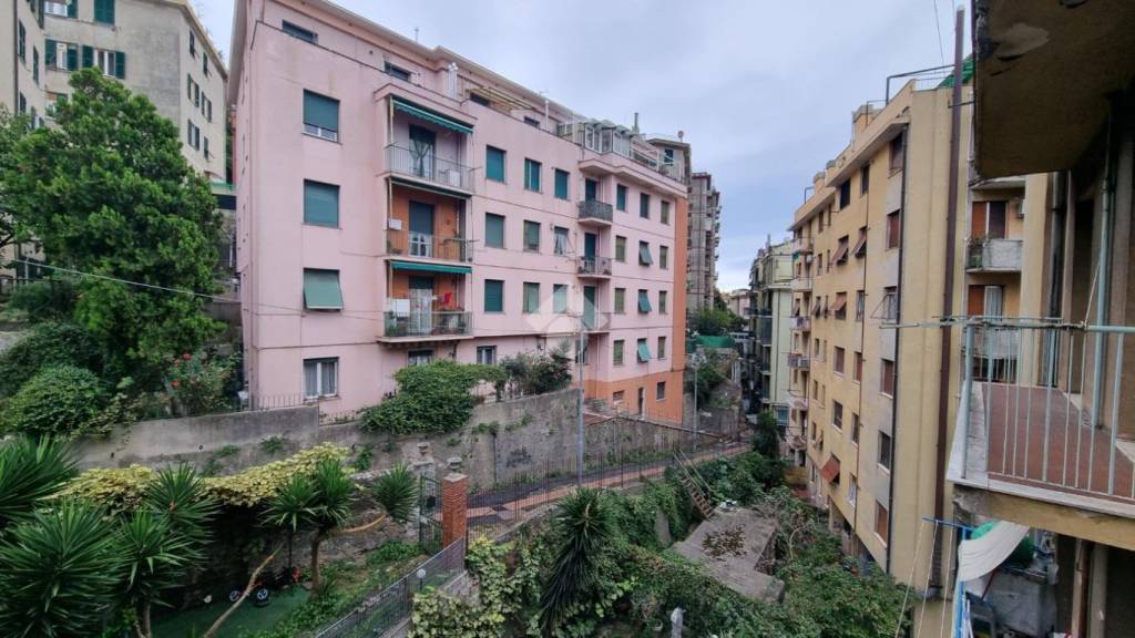 Appartamento in vendita a Genova via Fereggiano