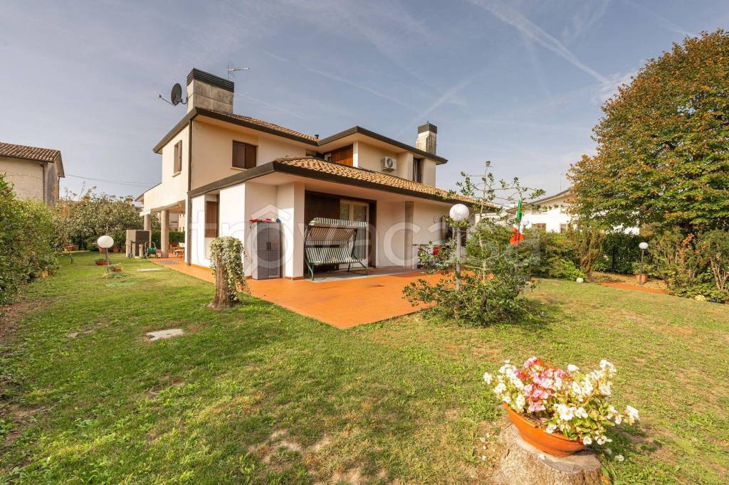Villa in vendita a Pieve di Soligo via XXV Aprile, 14, 31053 Pieve di Soligo tv, Italia