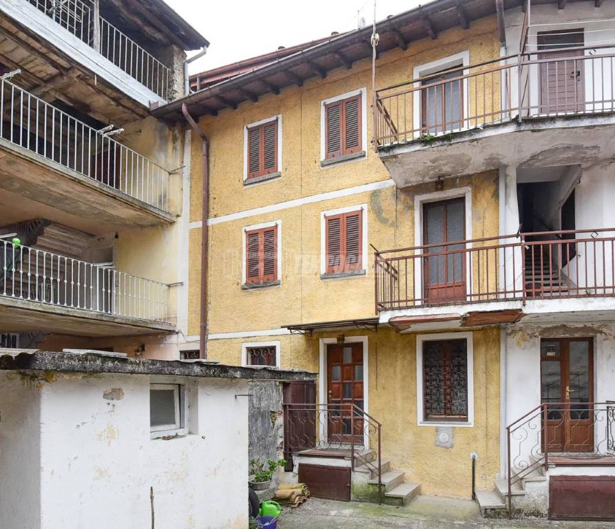 Casa Indipendente in vendita a Valbrona via Bragascia