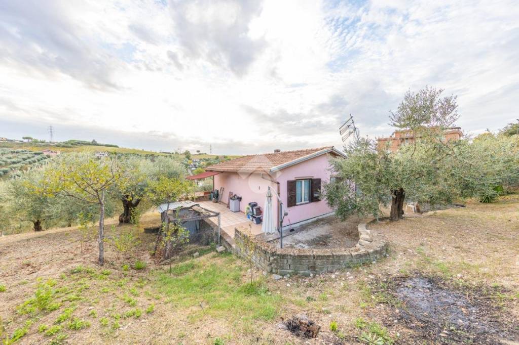 Villa in vendita a Fonte Nuova via Lago di Nemi, 35