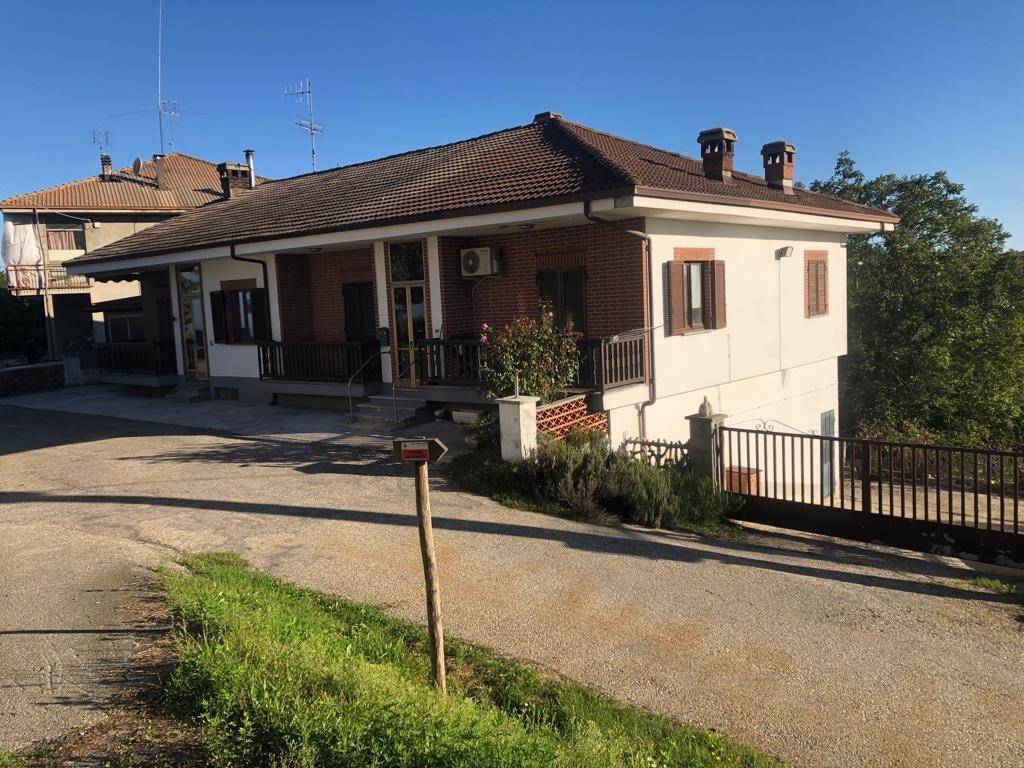 Villa Bifamiliare in vendita a Cerretto Langhe via Felice Cavallotti