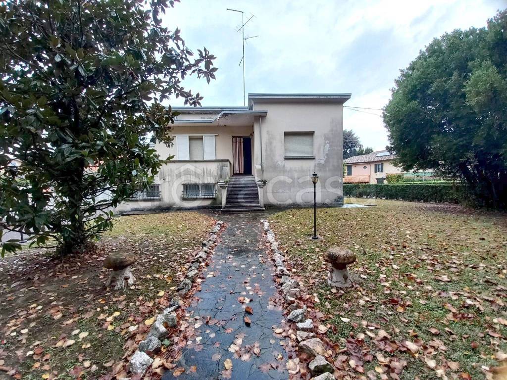 Villa in vendita a Gualtieri piazza Bentivoglio, 70