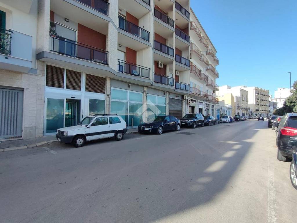 Negozio in affitto a Mola di Bari via Lungara Porto, 36