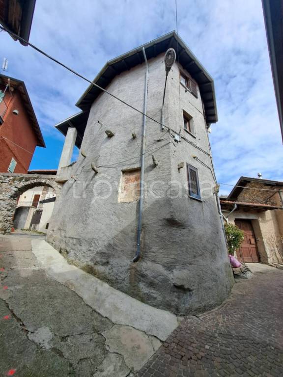 Appartamento in in vendita da privato a Nebbiuno via Dante Alighieri, 14