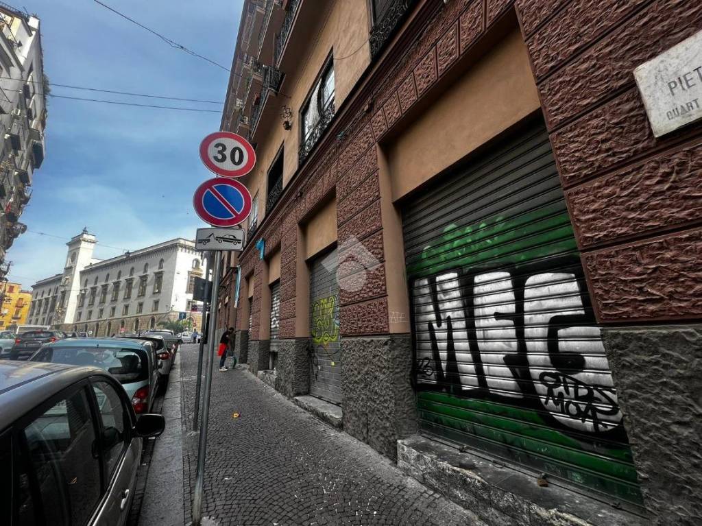 Negozio in affitto a Napoli via Pietro Colletta