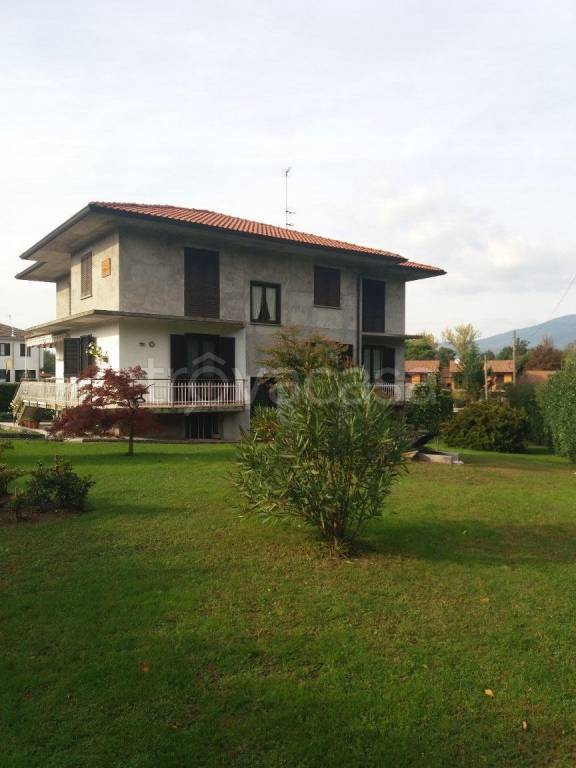 Villa in vendita a Cazzago Brabbia via Papa Giovanni XXIII