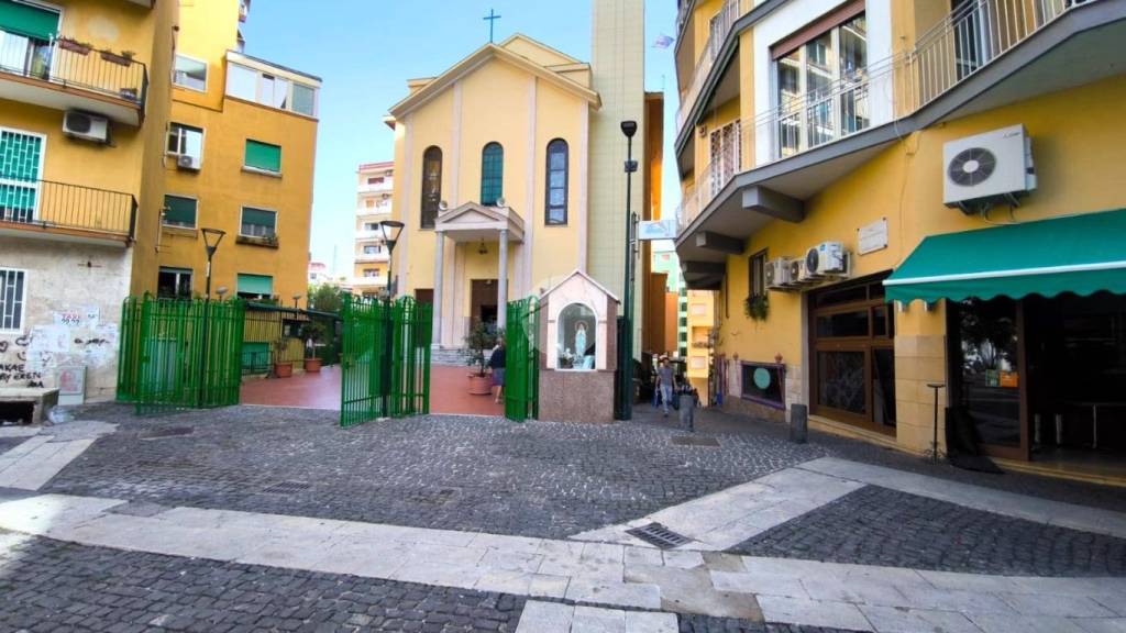 Magazzino in vendita a Napoli via Poggio dei Mari, 25