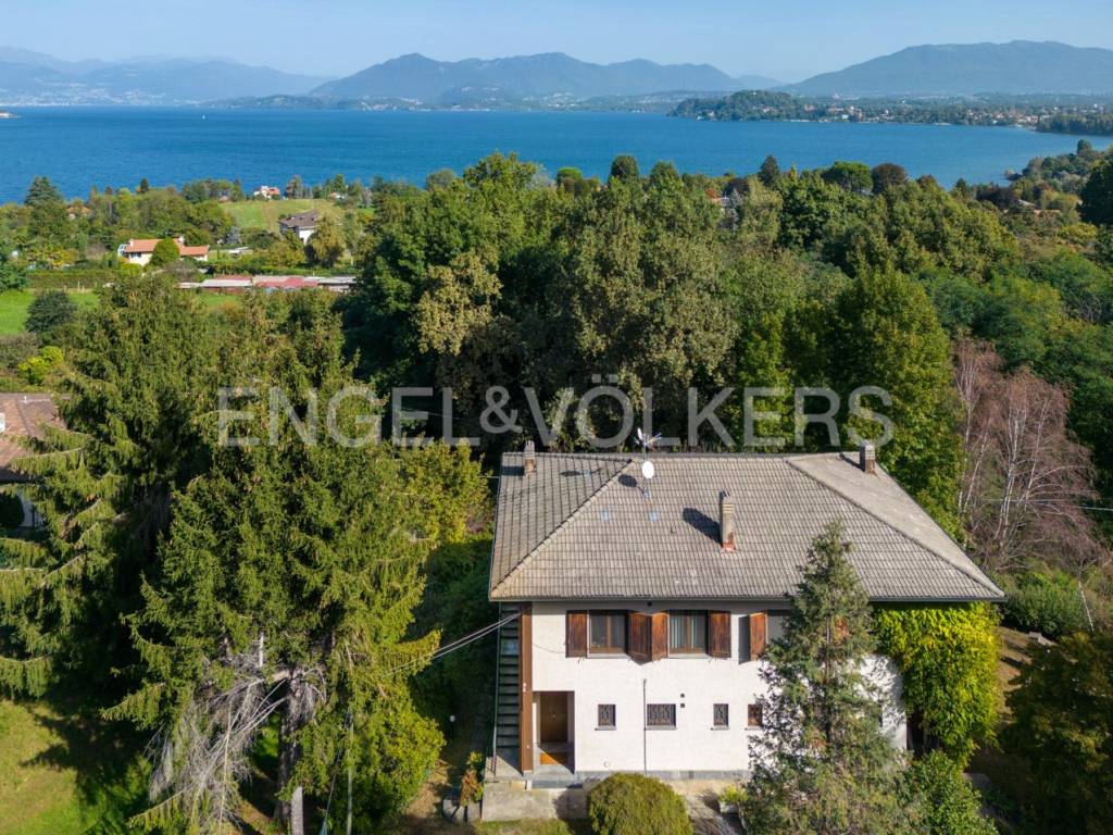Villa Bifamiliare in vendita a Ranco via Ronchetto, 12