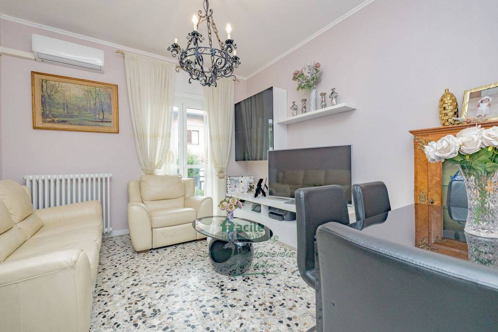 Appartamento in vendita ad Arcore via XXIV Maggio, 13, 20862 Arcore mb, Italia