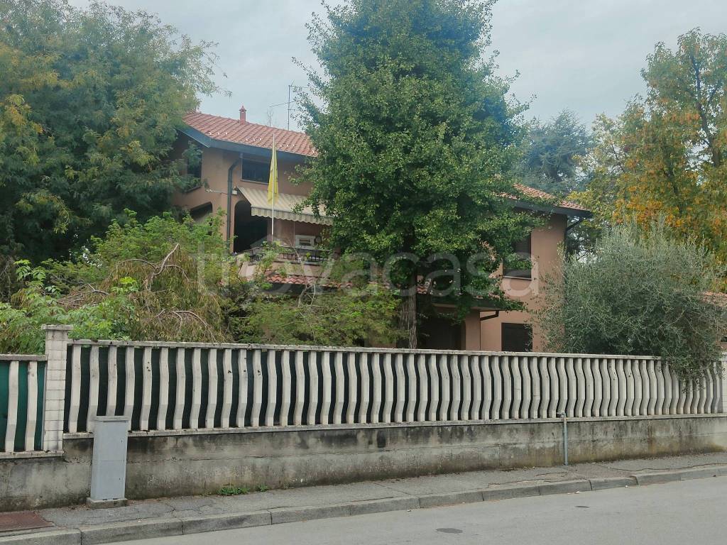 Villa in vendita a Pessano con Bornago