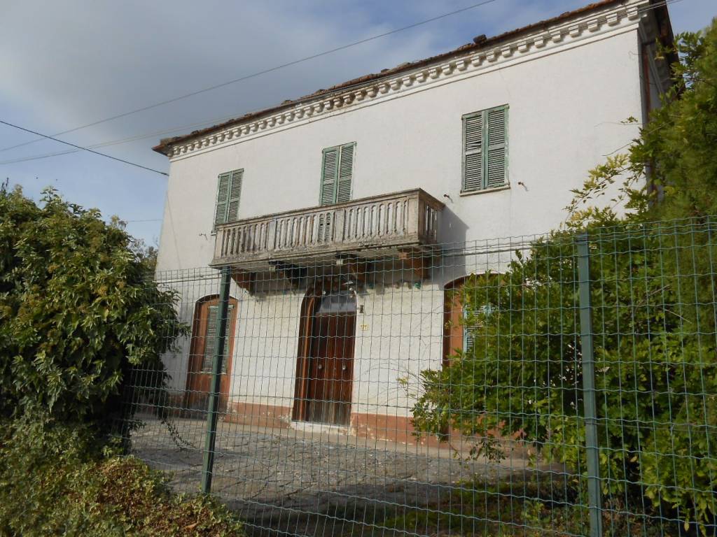 Colonica in vendita a Fabriano frazione Marischio, 121
