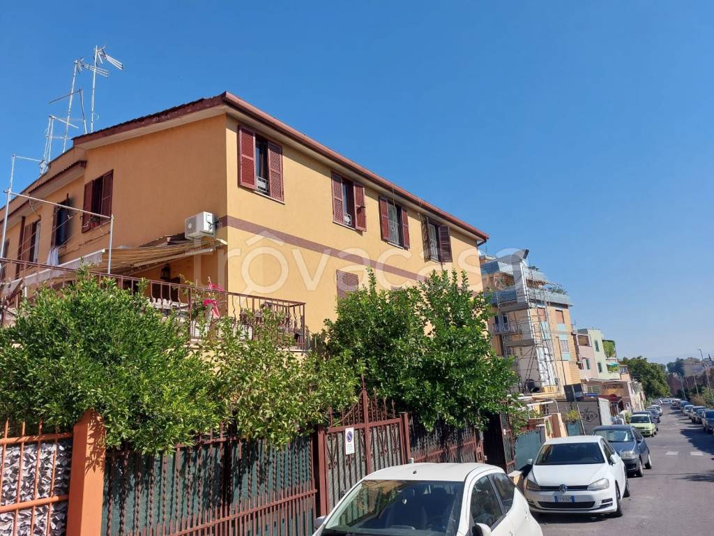 Appartamento in vendita a Roma via dei Pioppi
