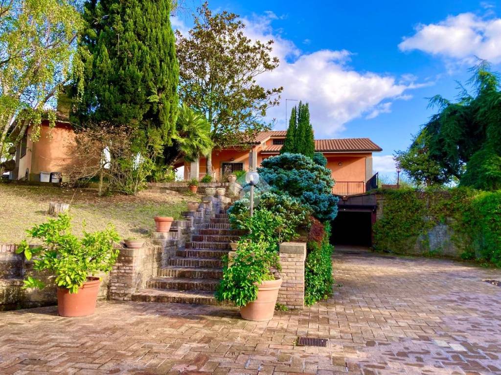 Villa in vendita a Rignano Flaminio via Antica Flaminia