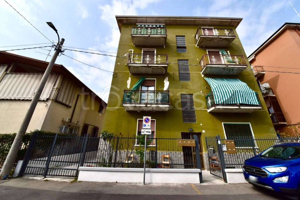 Appartamento in vendita a Limbiate via Edmondo de Amicis