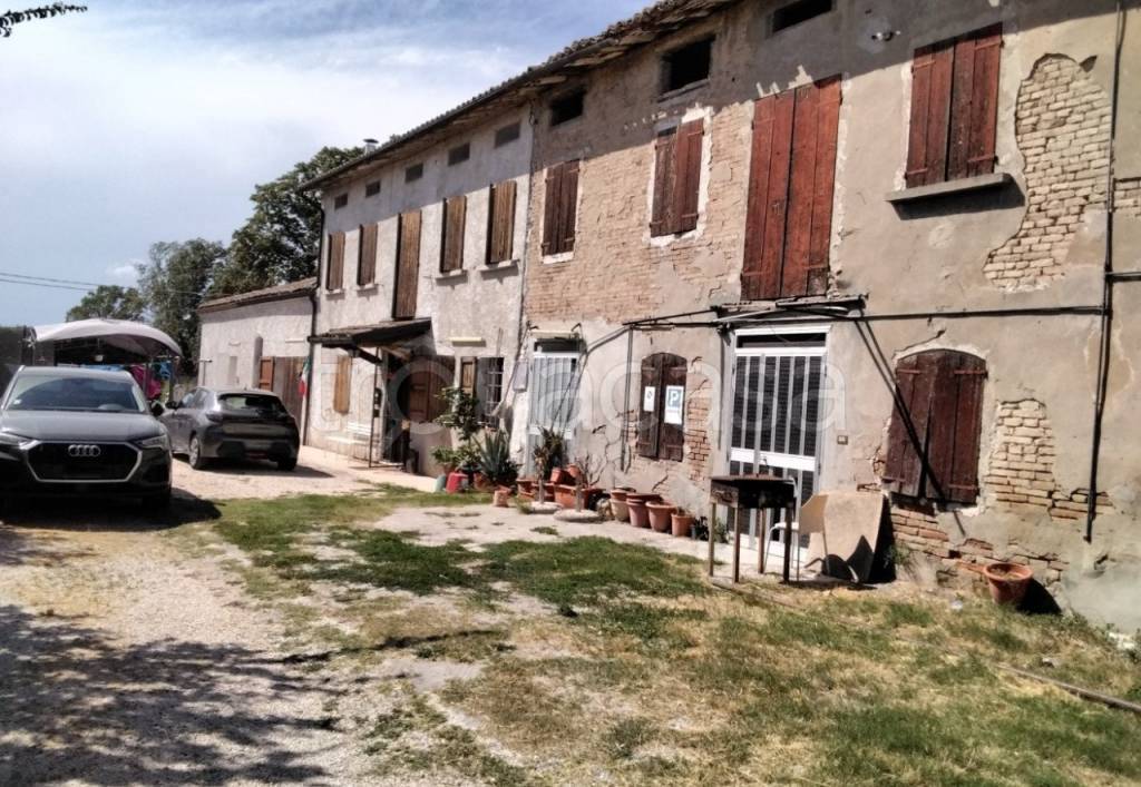 Villa a Schiera all'asta a Castelnovo di Sotto via San Leonardo, 43