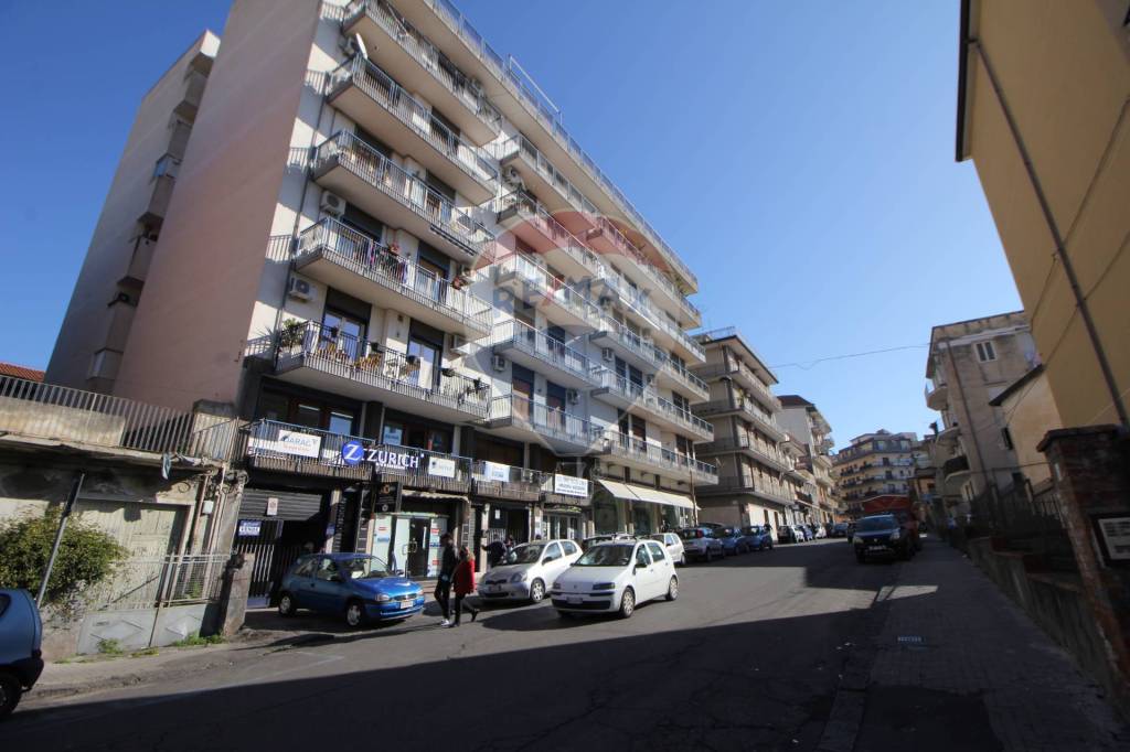 Negozio in vendita a Paternò via e. Bellia, 244