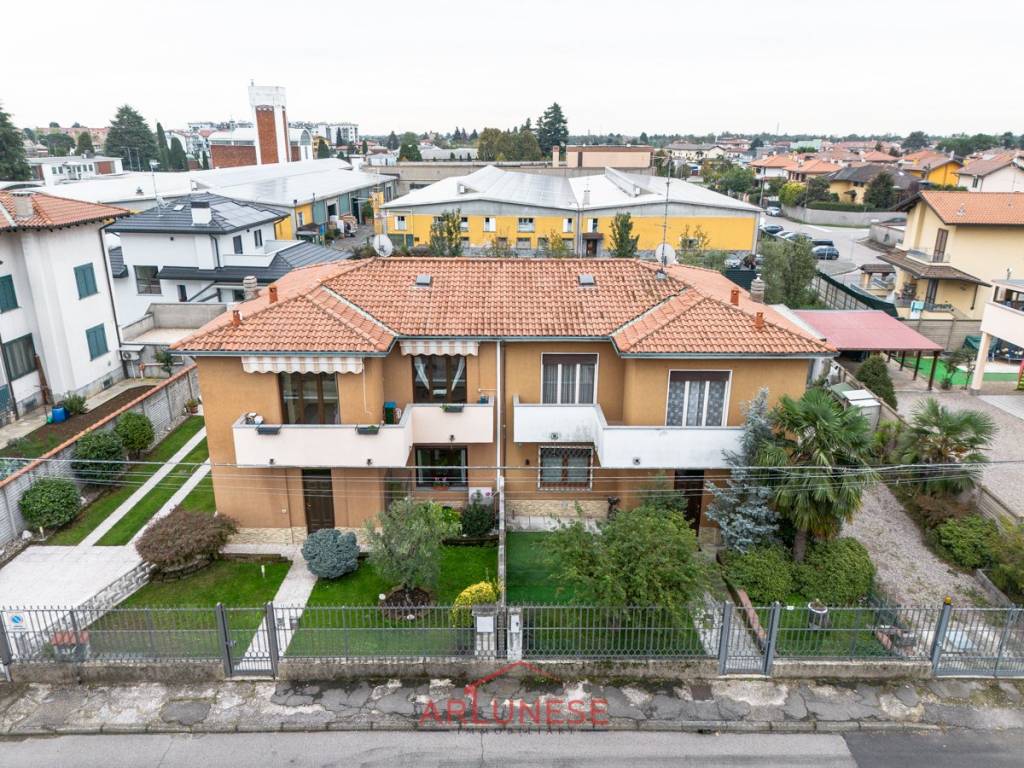 Villa Bifamiliare in vendita a Parabiago via Carso, 15